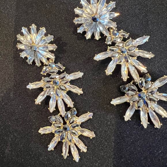 Jewelry - Rhinestone earring NWT